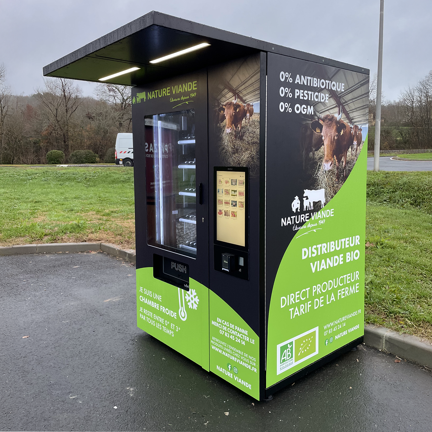 Distributeur automatique extérieur pour vente de viande bio en circuit court, installé chez le producteur Nature Viande à Bergerac.