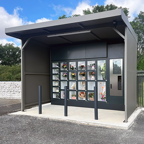 Distributeur automatique de fleurs du magasin Duguy Fleur à Saint-Macaire-en-Mauges, avec casiers réfrigérés accessibles 24h/24 et 7j/7, installé en extérieur sous abri.