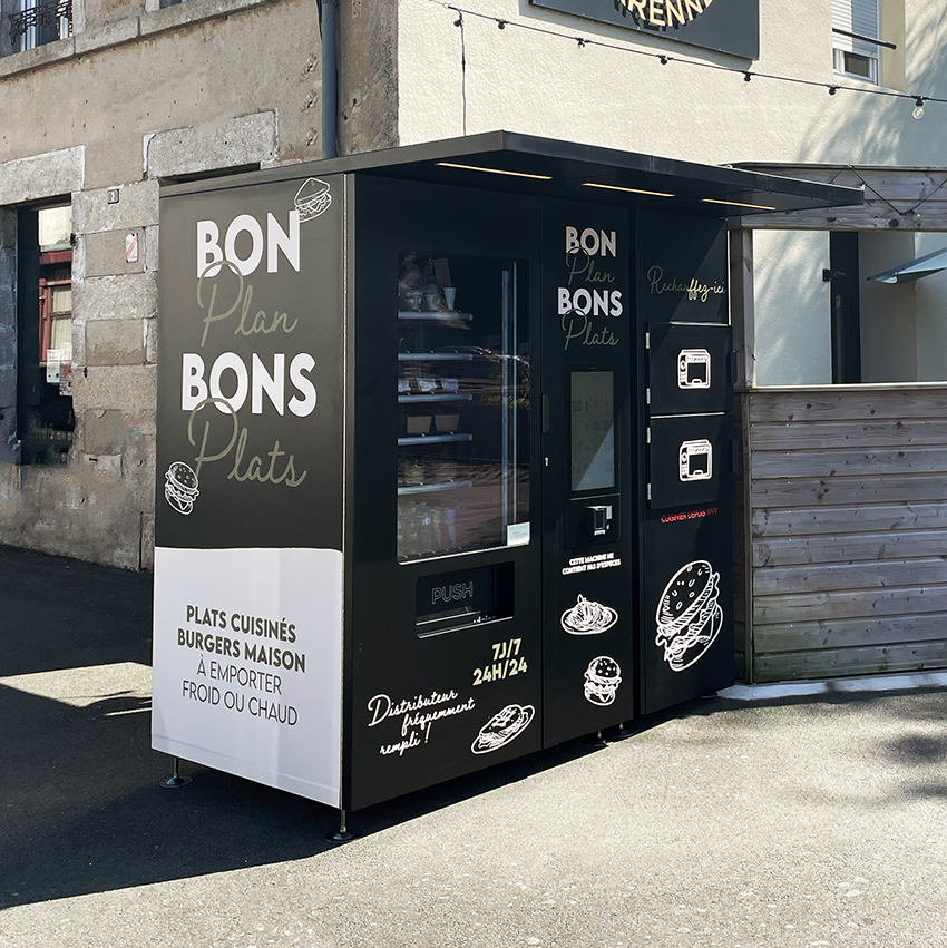 Distributeur automatique de plats cuisinés et burgers maison du restaurant Le Relai de la Varennes à Ambrières-les-Vallées, accessible 24h/24 et 7j/7, installé en extérieur avec vitrine réfrigérée et borne de commande.