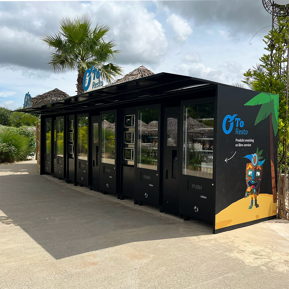 Solution de distributeurs automatiques pour parcs de loisirs et sites touristiques, permettant la restauration rapide en libre-service pour les visiteurs.